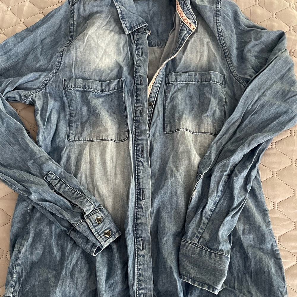 🌟Bundle 3/$30🌟 Closet clean out! Denim shirt with metallic buttons.
